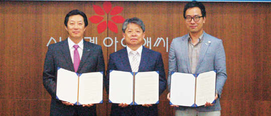 지난 22일 신세계아이앤씨는 구로동 사옥에서 '노사정 공동 선언식'을 가진 뒤 김장욱 신세계아이앤씨 대표(왼쪽부터), 이재준 고용노동부 서울 관악지청장, 이현옥 근로자 대표가 기념촬영을 하고 있다.    신세계아이앤씨 제공